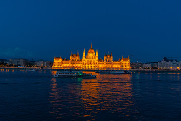 Fototapeta na wymiar sunset over the river in the city of Budapest with the Parliament