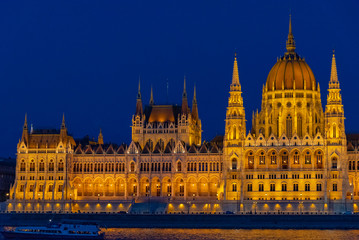 Fototapeta premium sunset over the river in the city of Budapest with the Parliament