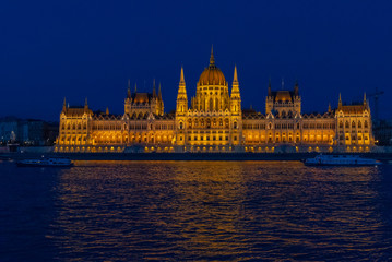 Fototapeta premium sunset over the river in the city of Budapest with the Parliament