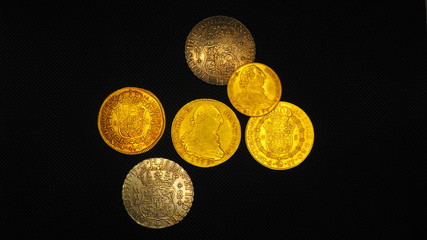 Dolar Español. Monedas de ocho escudos y ocho reales de oro y plata de España