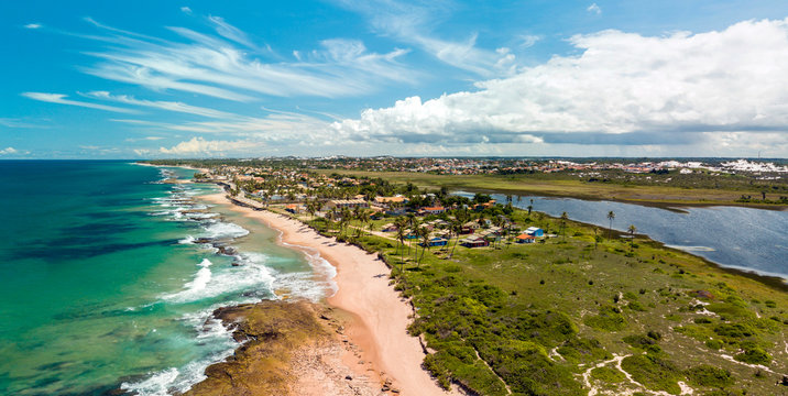 Imagem A&eacute;rea da praia de Jau&aacute;, localizada a 42 km de Salvador, no munic&iacute;pio de Cama&ccedil;ari, Brasil