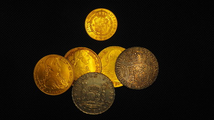 Monedas de oro, dolar español, ocho escudos. Época de la américa española. 