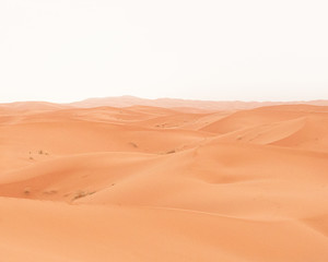 Fototapeta na wymiar Montañas de arena en el desierto
