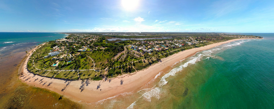 Imagem A&eacute;rea da praia de Guarajuba, localizada a 42 km de Salvador, no munic&iacute;pio de Cama&ccedil;ari, Brasil