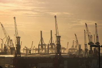 Sonnenuntergang im Hamburger Hafen