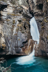 Fototapeta na wymiar Río con cascada