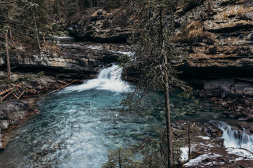 Río con cascada