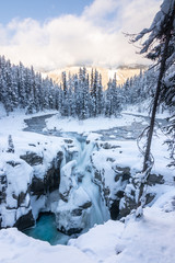 Obraz premium Río y rocas. Hielo y nieve