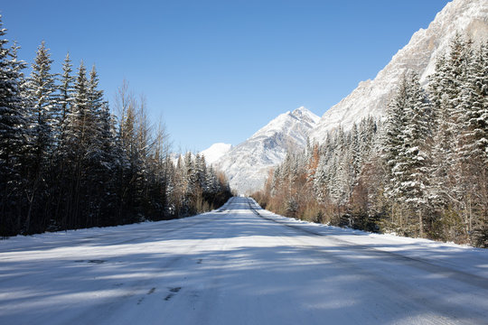 Carretera invierno con nieve y hielo