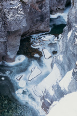 Fototapeta na wymiar Río y rocas. Hielo y nieve