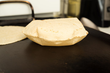 Tortillas cocinando en el comal en casa