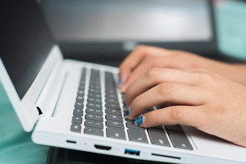 Manos escribiendo en la Computadora para un trabajo de la escuela