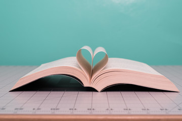 Libro Abierto con las hojas en forma de Corazon.