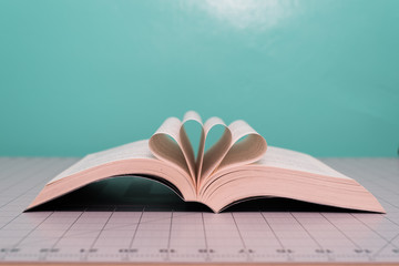 Libro Abierto con hojas Dobladas