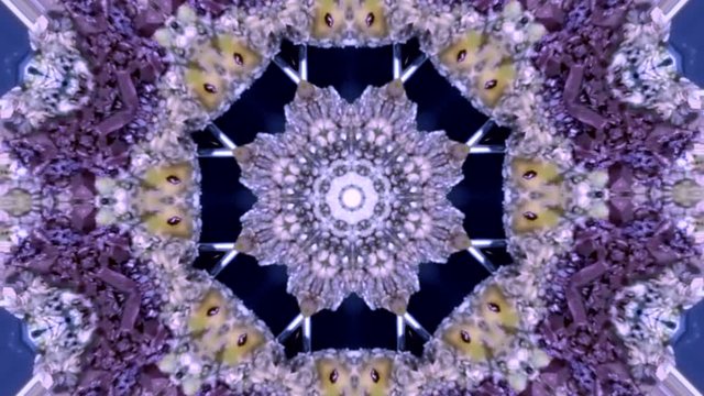 
Fondo abstracto din&aacute;mico con movimientos de caleidoscopio que forman c&iacute;rculos en zigzag y espirales y giros de rotaci&oacute;n en colores blanco, amarillo, morado, marr&oacute;n, naranja, azul