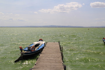 Muelle con bote en la Albufera