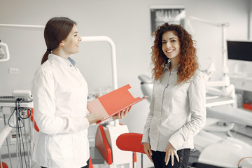 Obraz premium Woman in the dentist's office. Doctor in a uniform.
