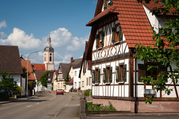 Dorfansicht mit Kirche und Fachwerkhaus