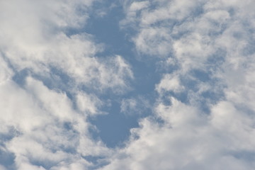 Fototapeta premium Błękitne niebo z białymi chmurami, tło natura.