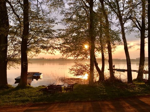 zach&oacute;d słońca złota godzina plaża mazury jezioro las przystań ł&oacute;dka niebo wiecz&oacute;r