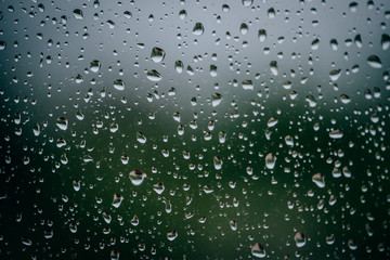 ventana bajo la lluvia