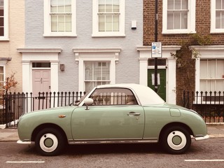 Fototapeta na wymiar Londyn samochód ulica domy kolory lato auto