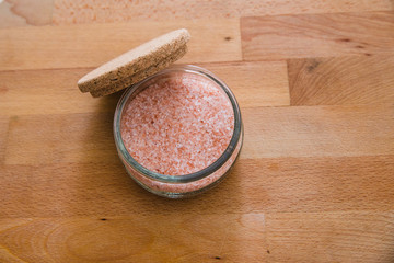 Obraz na płótnie Canvas sea salt in a wooden bowl