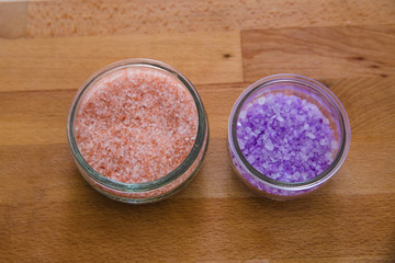 Obraz na płótnie Canvas pink salt and lavender salt in a bowl