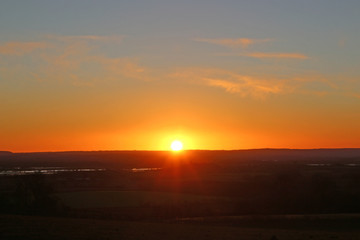 Fototapeta premium Zimowy zachód słońca w wiejskiej Anglii