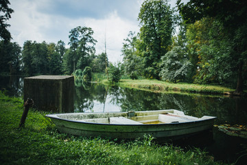 łódka jezioro staw woda las trawa zielono lato - obrazy, fototapety, plakaty