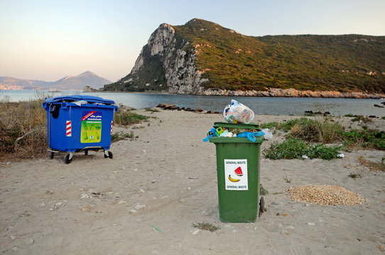 &Uuml;berf&uuml;llte M&uuml;lleimer an einem Strand (Gialova, Pylos, Peloponnes, Griechenland) - Overfilled rubbish bins on a beach (Gialova, Pylos, Peloponnese, Greece)