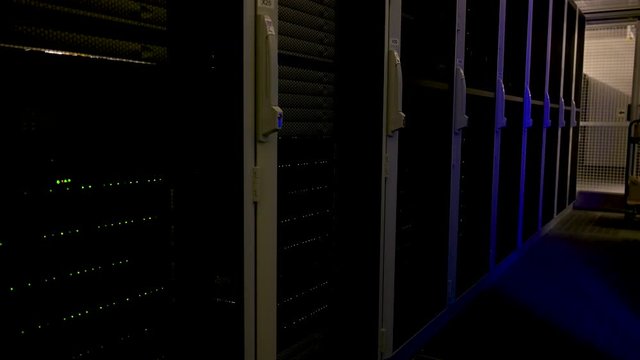 Datensicherung Festplatten f&uuml;r ein Blade Enclosure im Rechenzentrum - Bladecenter Netzwerk in einem Server-Rack 