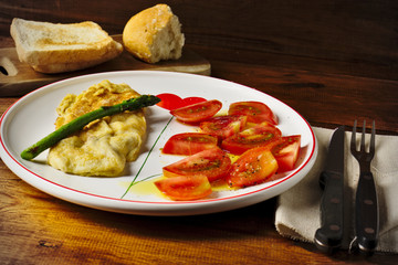 Tortilla francesa con esparrago triguero acompañada de una ensalada de tomate con sal, pimienta y  aceite de oliva