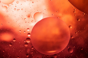 bunte Blasen aus Öl und Wasser