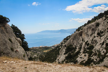 Sardinien- Blick zwischen Felsen hindurch auf das Meer