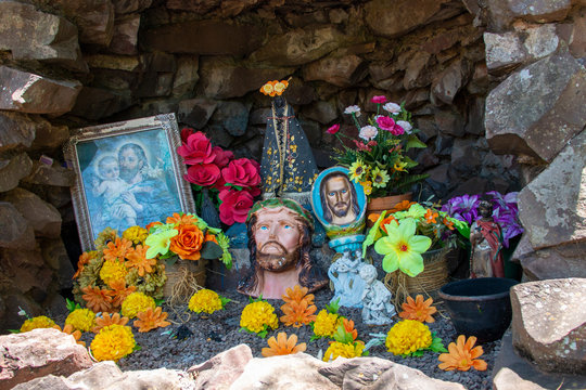 Santu&aacute;rio feito de pedras com imagens de santidades exposto no leito do rio feio na cidade de Osvaldo Cruz, S&atilde;o Paulo, Brasil