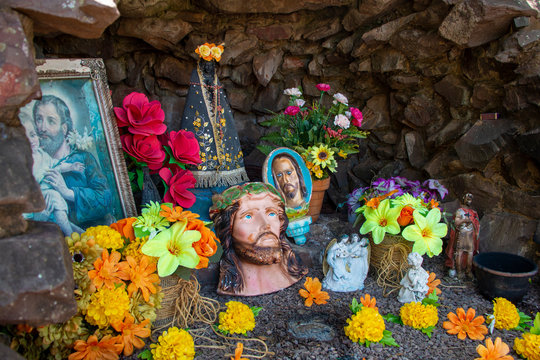 Santuário feito de pedras com imagens de santidades exposto no leito do rio feio na cidade de Osvaldo Cruz, São Paulo, Brasil