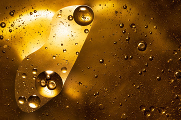 goldene Blasen aus Öl und Wasser