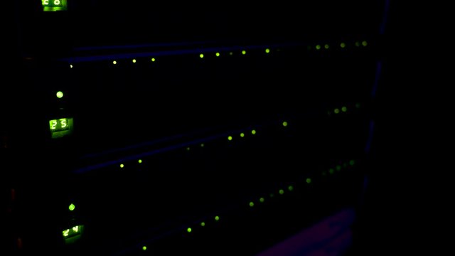 Datensicherung Festplatten f&uuml;r ein Blade Enclosure im Rechenzentrum - Bladecenter Netzwerk in einem Server-Rack 