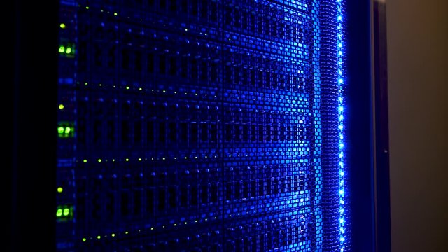 Datensicherung Festplatten f&uuml;r ein Blade Enclosure im Rechenzentrum - Bladecenter Netzwerk in einem Server-Rack 
