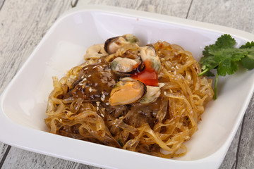 Wok noodle with mussels