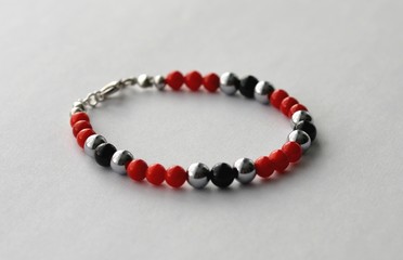 Bracelet en corail rouge onyx noir et hématite