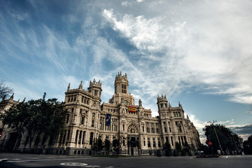 Obraz premium Calles del centro Madrid vacias debido al confinamiento derivado de la pandemia mundial covid-2019