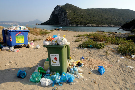 Overfilled rubbish bins on a beach (Gialova, Pylos, Peloponnese, Greece) - &Uuml;berf&uuml;llte M&uuml;lleimer an einem Strand (Gialova, Pylos, Peloponnes, Griechenland)