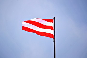 rot-weiss gestreifte Flagge
