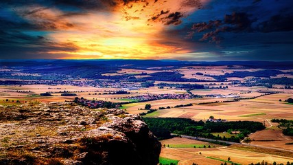 Panorama vom Berg auf das Tal, kleine Stadt © Felix