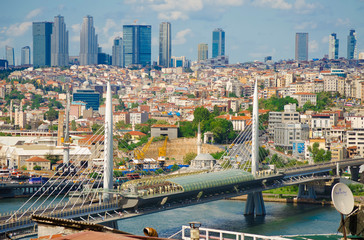 Obraz premium Golden Horn Metro Bridge. Top view of the strait, bridge, park, business center of the city. Downtown, modern skyscrapers. Turkey, Istanbul