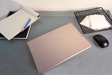 Obraz premium Escritorio con computadora cerrada y accesorios de oficina 