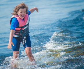 Summer camp, radość dziecka podczas uprawiania sportu, narty wodne na kolonii