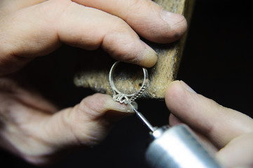 Surface treatment of jewelry rings in the manufacturing process